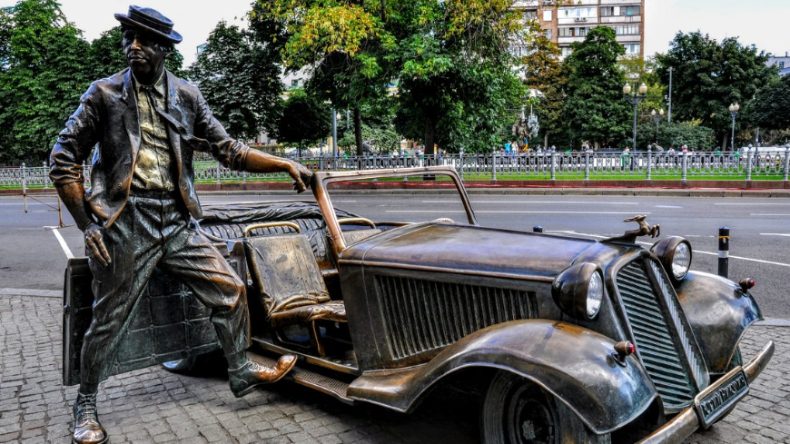 Памятник автомобиль москва. Памятник Юрию Никулину в Москве. Памятник Юрию Никулину в Демидове. Памятник Никулину на Цветном бульваре. Памятник Юрию Никулину в Алуште.