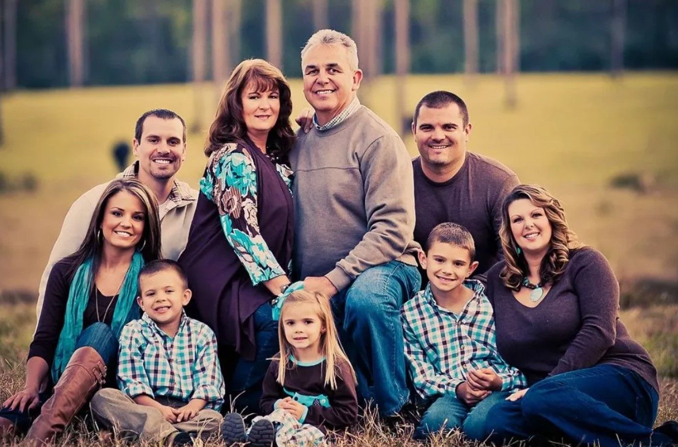 Семейное фото на выборах. Семейная фотосессия. Фотография семьи. Большая семья. Разные семьи.