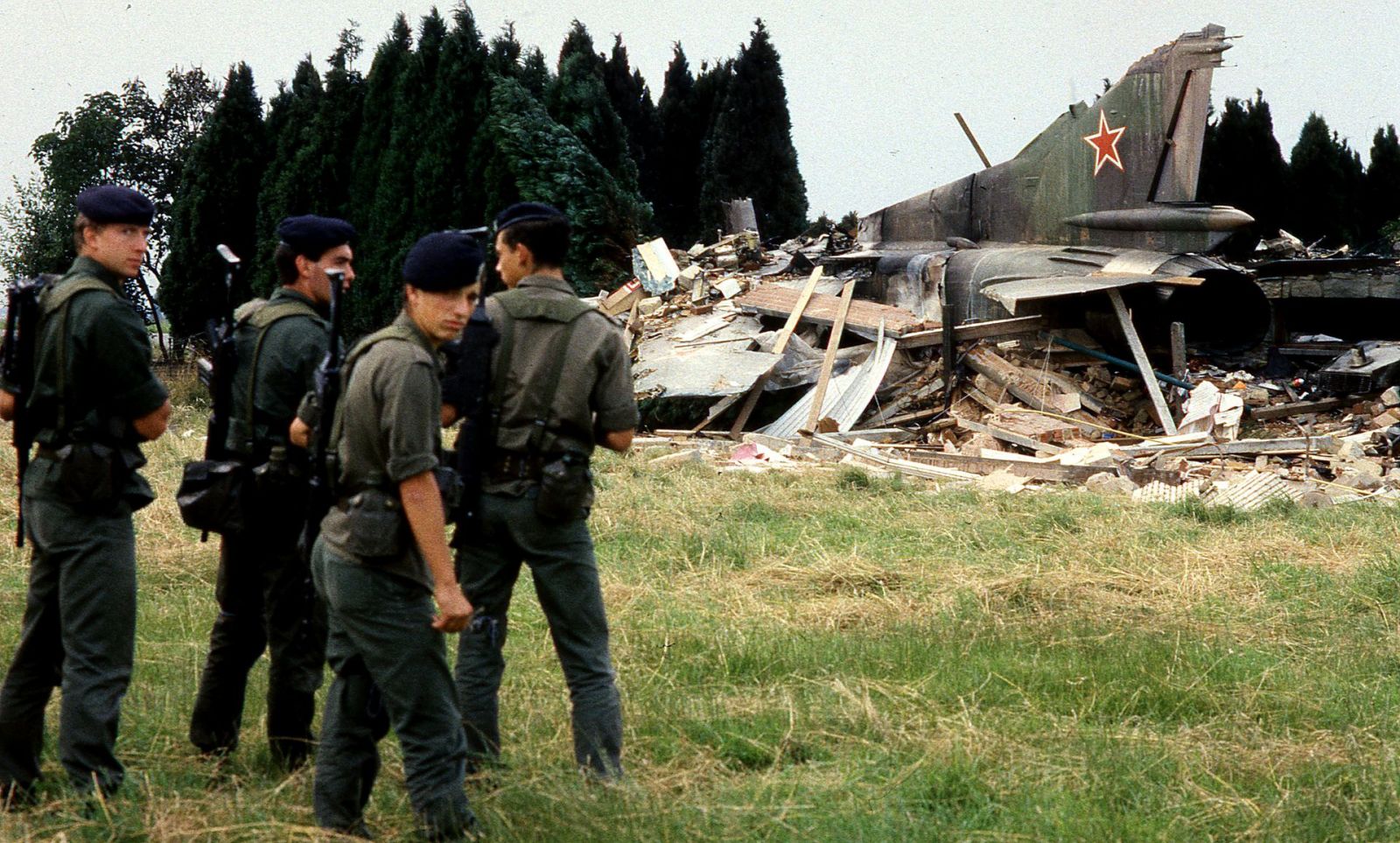 Самолет улетел без пилота. Катастрофа миг-23 в Бельгии 4 июля 1989 года. Миг 23 Бельгия 1989. Миг 23 упал в Бельгии 1989 год. Катастрофа миг-23 в Бельгии.